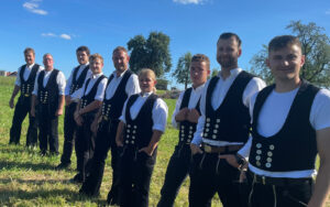 Holzwerk² Teamfoto – Zimmerer, Azubis und Geschäftsführer gemeinsam