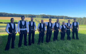 Gruppenbild der Holzwerk² Zimmerei – Fachkräfte für Holzbau und Sanierung