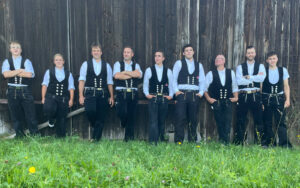 Alle Mitarbeitenden von Holzwerk² GmbH – Teamfoto vor alter Scheune