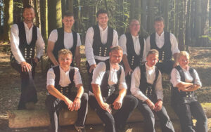 Gruppenfoto der Holzwerk² Zimmerei – Profis für Neubau und Sanierung
